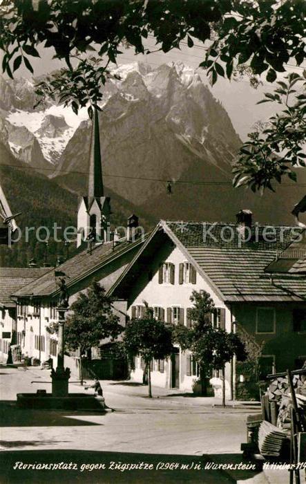 Murnau Staffelsee Floriansplatz gegen Zugspitze und Waxenstein