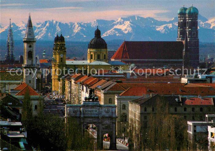 Muenchen Bayern Siegestor mit Ludwigs Theatiner und Frauenkirche