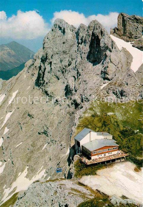 Mittenwald Karwendel Tirol Karwendelbahn Bergstation gegen Karwendelgebirge Hube