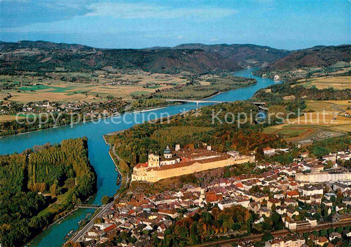 Melk Donau Stift im Hintergrund Eingang der Wachau Schloss Kloster Schoenbuehel