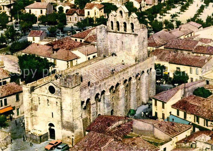 Saintes-Maries-de-la-Mer Basilique fortifiee XI siecle vue aerienne