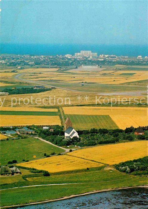 Keitum Sylt Kirche im Hintergrund Silhouhette von Westerland Fliegeraufnahme
