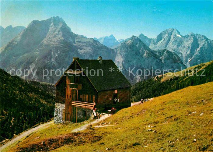 Pertisau Achensee Plumsjoch Huette gegen Gamsjoch und Falkengruppe Karwendelgebi