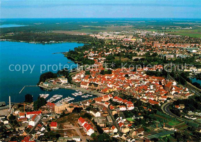 Waren Mueritz Fliegeraufnahme mit Altstadt Stadthafen und Binnenmueritz
