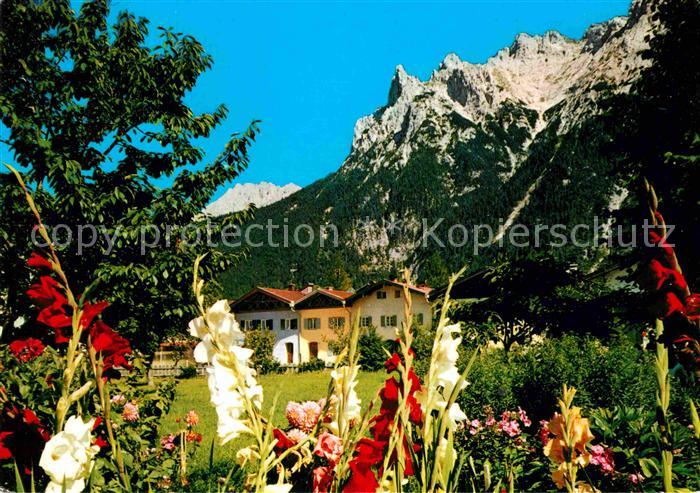 Mittenwald Bayern Haeuser am Untermarkt mit Karwendel