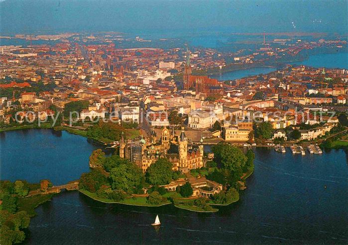 Schwerin Mecklenburg Fliegeraufnahme mit Altstadt und Schloss im Schweriner See