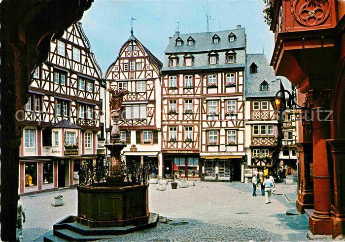 BERNKASTEL-KUES Berncastel Rheinland-Pfalz Marktplatz mit Brunnen und Fachwerkha