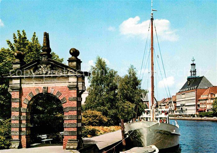 Emden Ostfriesland Hafentor und Rathaus