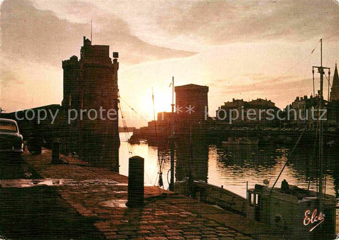 La Rochelle Charente-Maritime Coucher de soleil entre les deux Tours du port
