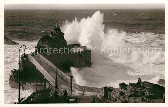 Biarritz Pyrenees Atlantiques Rocher de la Vierge par tempete Brandung Kueste