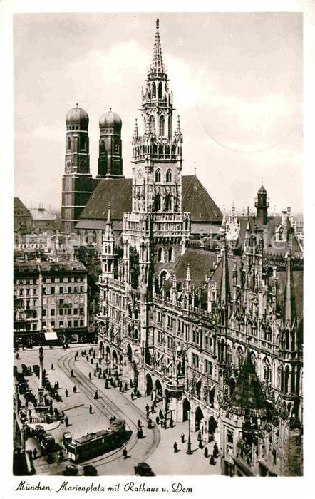 Muenchen Bayern Marienplatz mit Rathaus und Dom Frauenkirche