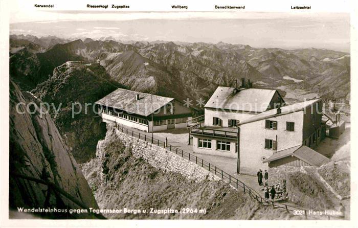 Wendelsteinhaus gegen Tegernseer Berge und Zugspitze Alpenpanorama Huber Karte N