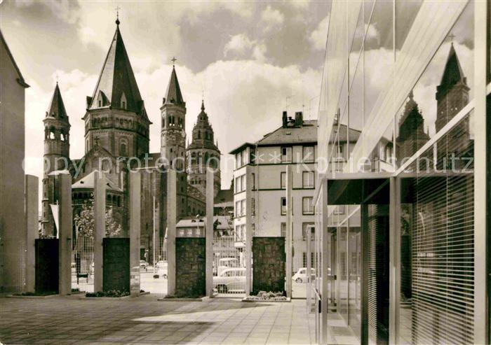 Mainz Rhein Gutenberg Museum Blick vom Innenhof zum Dom