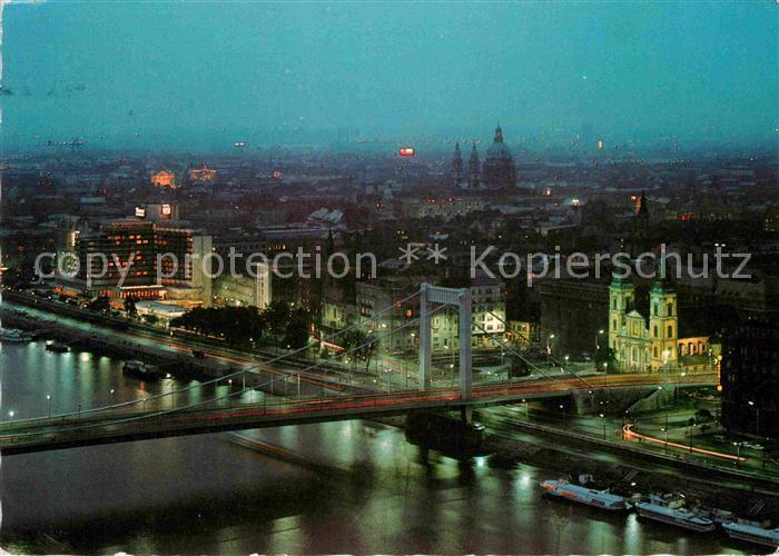Budapest Stadtbild mit Donaubruecke Nachtaufnahme