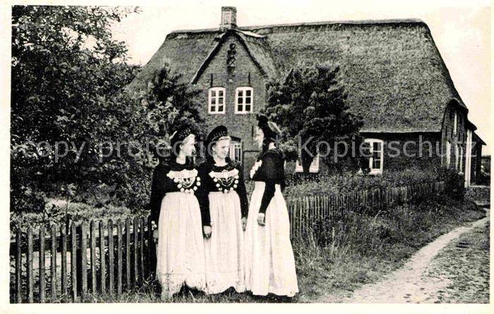 Amrum Maedchen in Heimattracht Nordseeinsel