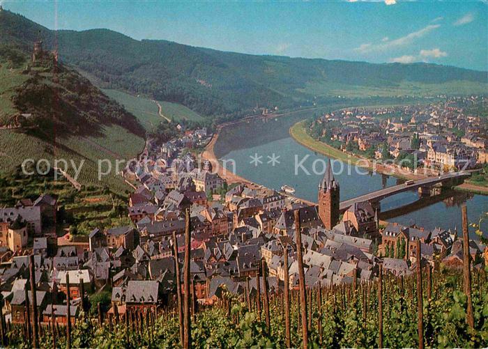 BERNKASTEL-KUES Berncastel Rheinland-Pfalz Panorama mit Ruine Landshut Moselbrue