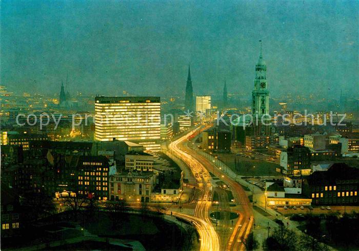 HAMBURG  CITY Stadtbild mit dem Michel Wahrzeichen der Stadt Michaeliskirche Nac