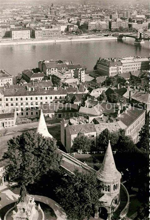 Budapest Blick ueber die Stadt mit Fischerbastei