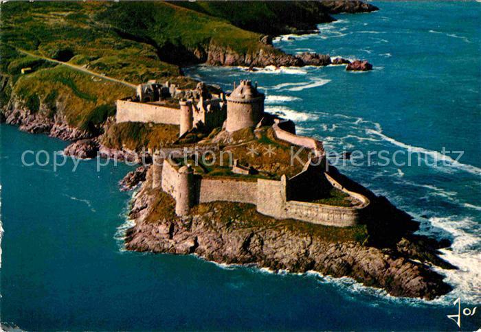 Plevenon Fort La Latte Chateau du XVe siecle vue