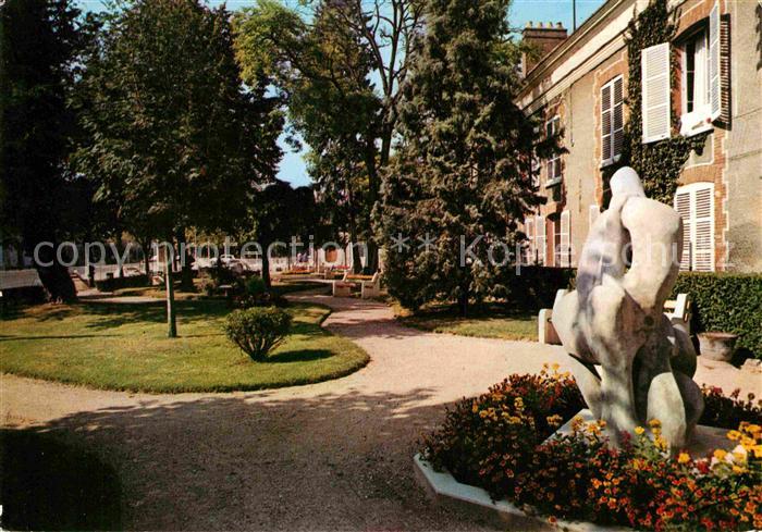 Romilly-sur-Seine Square des Cites Unies sculpture de Favaudon