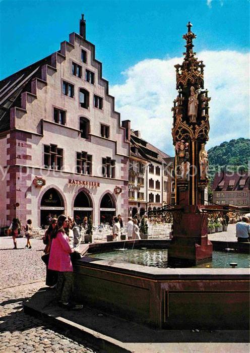 Freiburg Breisgau Muensterplatz Kornhaus mit Fischbrunnen