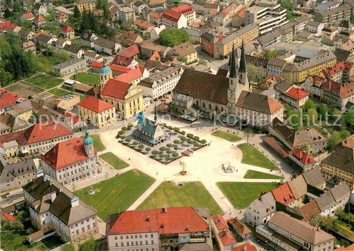 Altoetting Blick auf Kapellplatz Zentrum Fliegeraufnahme