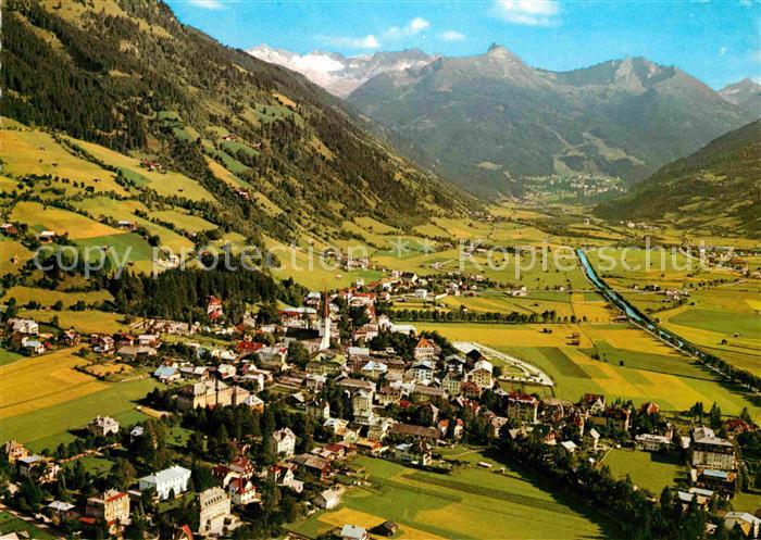 Bad Hofgastein Weltkurort Wintersportplatz gegen Hohe Tauern Fliegeraufnahme