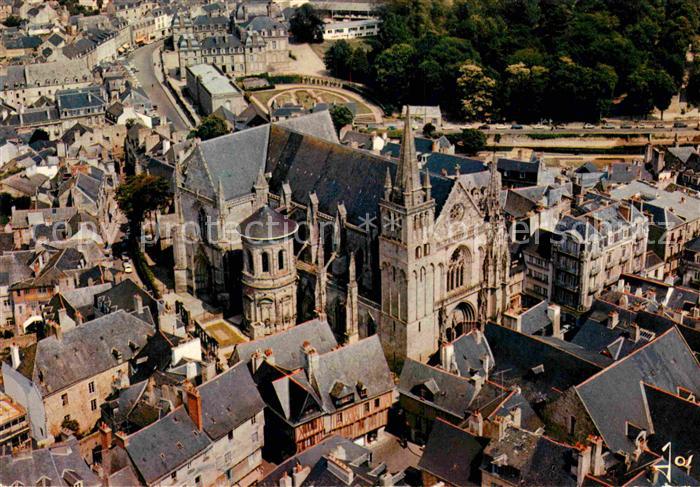 Vannes 56 Vue aerienne sur la cathedrale et les maisons moyenageuses