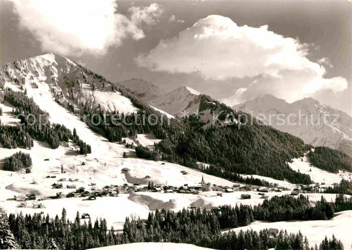 Riezlern Kleinwalsertal Vorarlberg Winterpanorama mit Gehrenspitze Wettersteinge