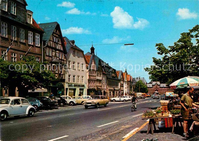 Friedberg Hessen Wochenmarkt Kaiserstrasse mit Blick zur Burg