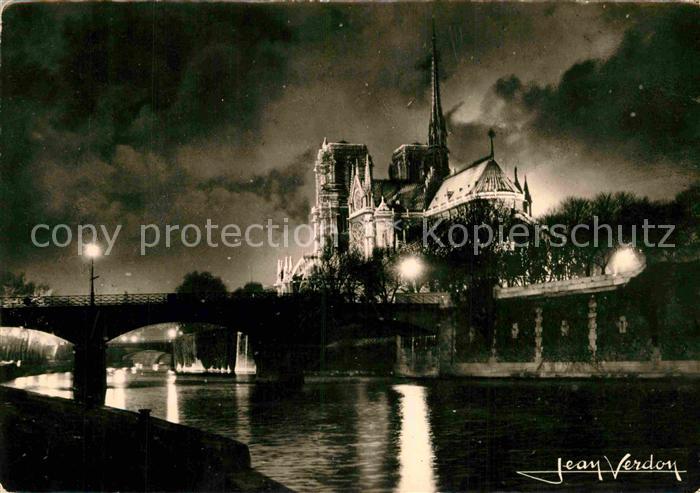 Paris Eglise Notre dame et la Seine au clair