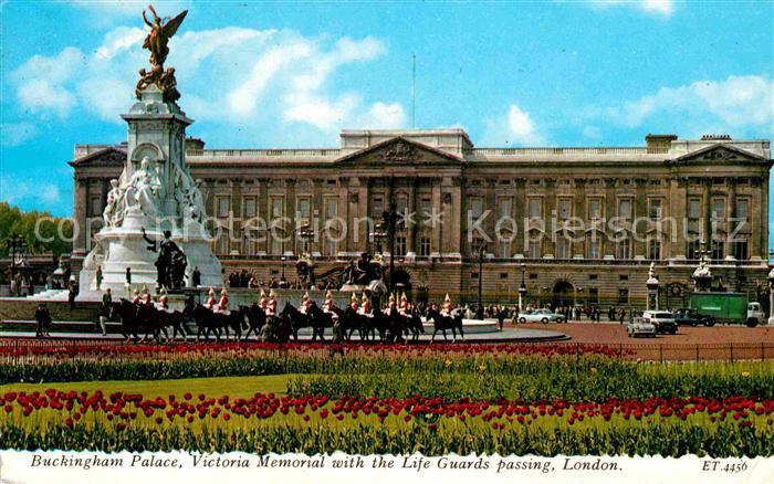 London Buckingham Palace Victoria Memorial with Life Guards