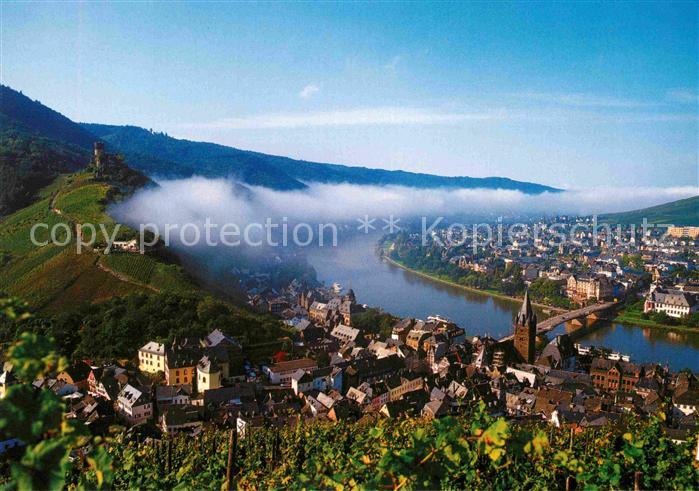 BERNKASTEL-KUES Berncastel Rheinland-Pfalz Morgennebel ueber der Mosel
