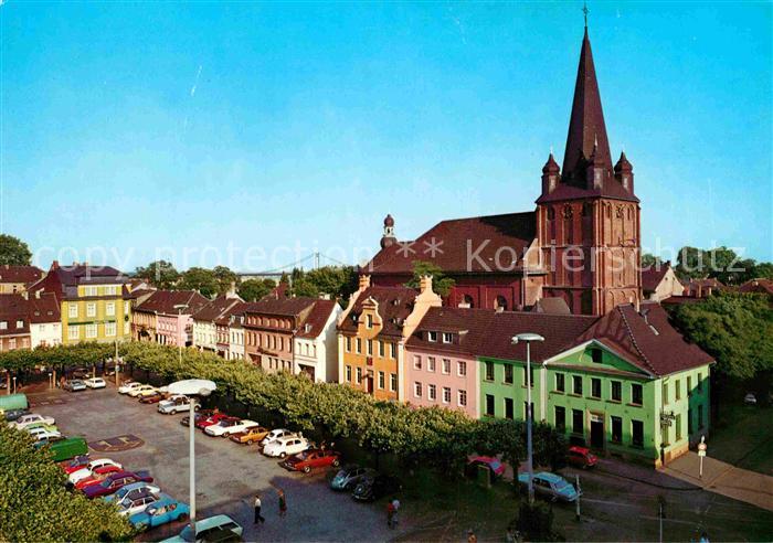 Uerdingen Markt mit Blick auf St Peter Kirche