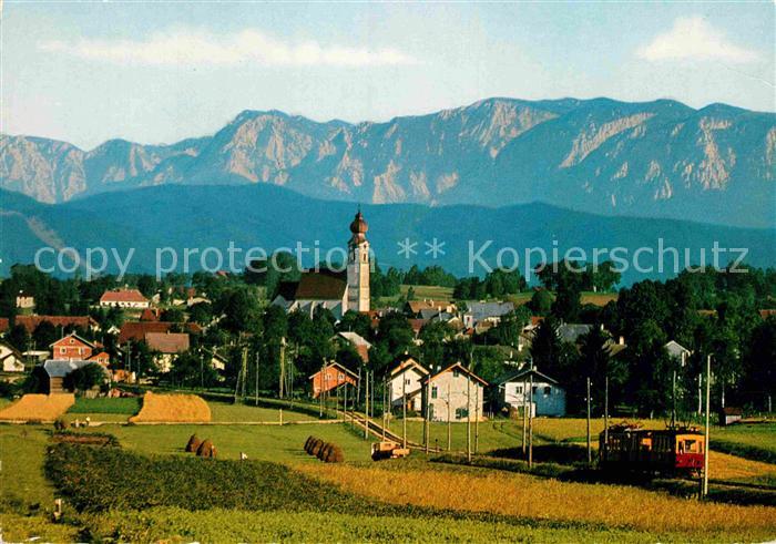 St Georgen Attergau Ortsansicht mit Kirche Blick zum Hoellengebirge