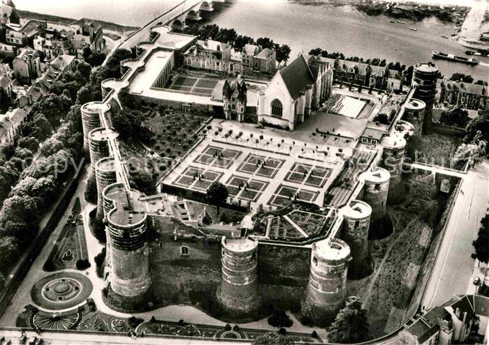 Angers Fliegeraufnahme Schloss und Kirche