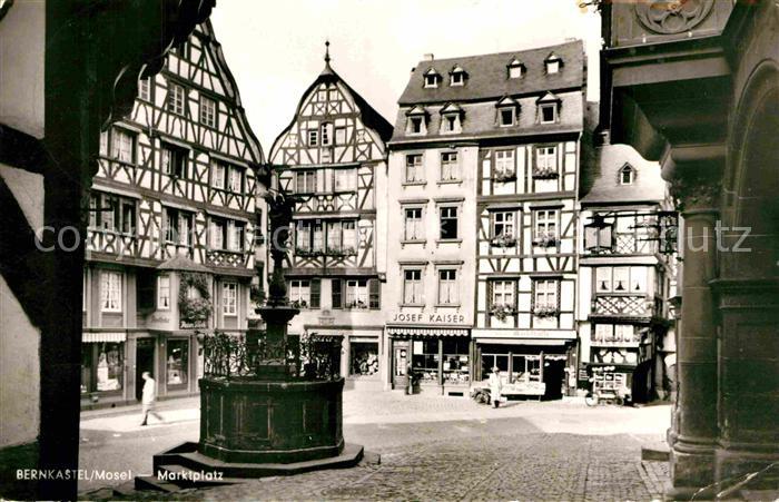 BERNKASTEL-KUES Berncastel Rheinland-Pfalz Marktplatz Brunnen Fachwerkhaeuser Al