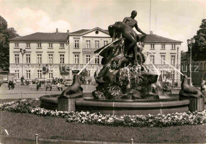 Schwerin Mecklenburg Schiffbruechigendenkmal am Grunthalplatz