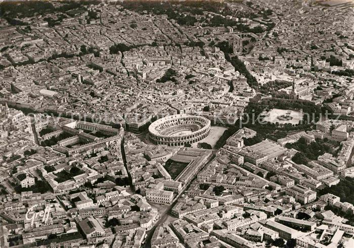 Nimes Les Arenes et l'Esplanade vue aerienne