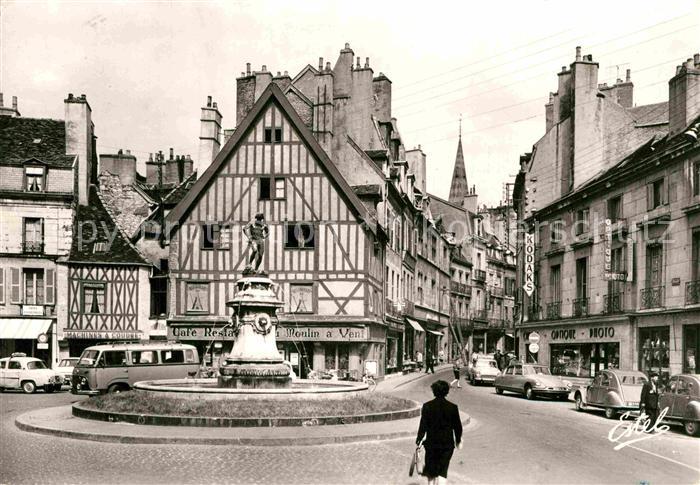 Dijon 21 Place Francois Rude et la Fontaine du Bareuzai