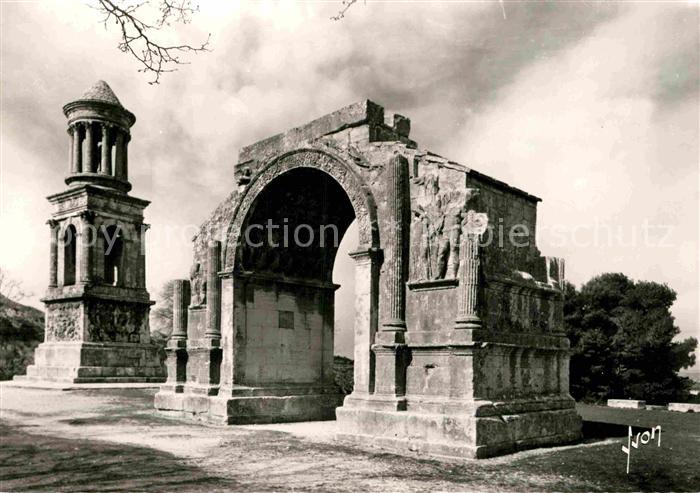 Saint-Remy-de-Provence Plateau des Antiques Mausolee et Arce de Triomphe epoque