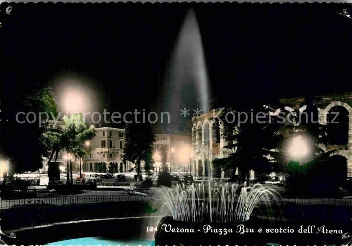 Verona Veneto Piazza Bra e scorcio dell Arena notturno