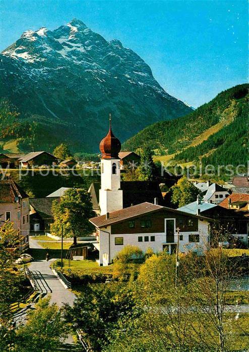 Stanzach Tirol Ortsansicht mit Kirche Lechtal mit Klimmspitze und Schellenspitze