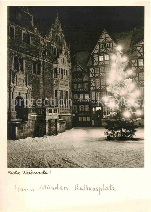 Hann. Muenden Rathausplatz zur Weihnachtszeit Christbaum Nachtaufnahme
