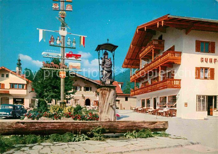 Ruhpolding Bayern Dorfplatz mit Maibaum und Marienbrunnen