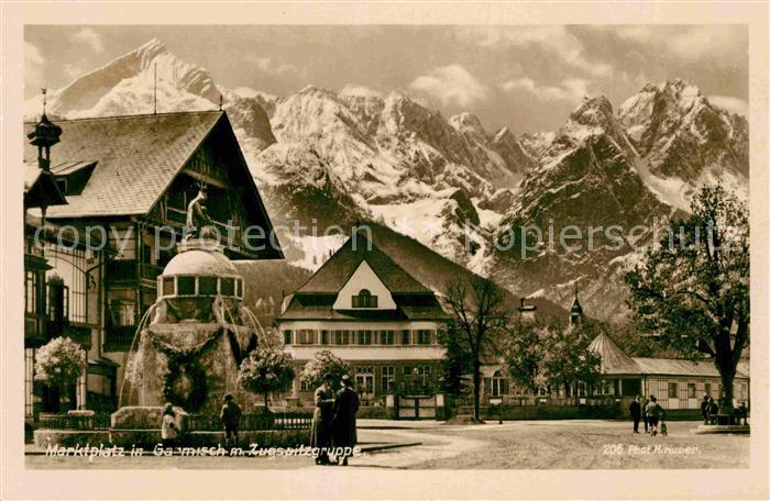 GARMISCH-PARTENKIRCHEN Bayern Marktplatz Brunnen mit Zugspitzgruppe Wettersteing