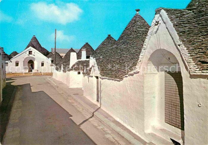 Alberobello Via del Gesu e Trullo Sovrano