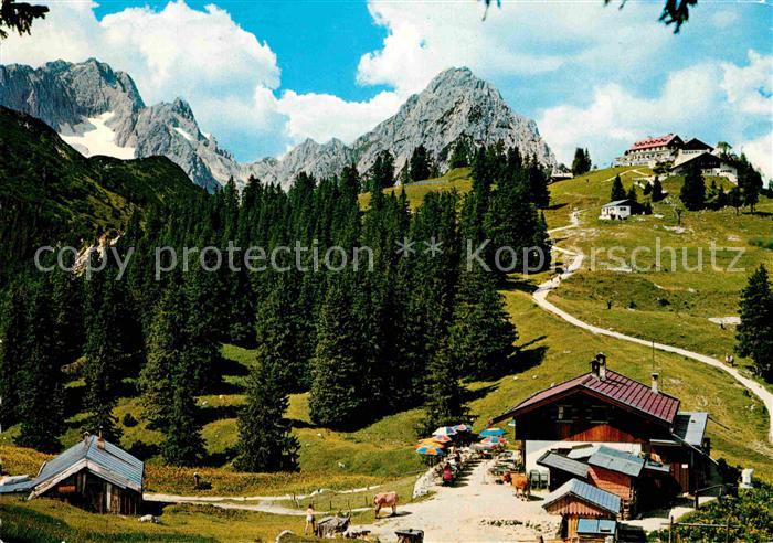 Kreuzeck Kreuzalm und Kreuzeckhaus gegen Zugspitze und Waxenstein Wettersteingeb