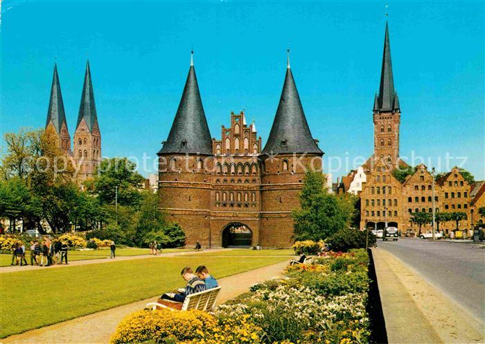 LueBECK  CITY Holstentor mit St Marien und St Petri
