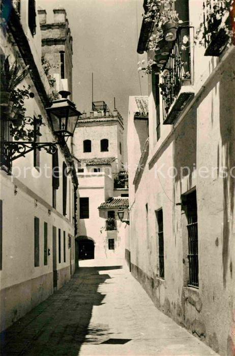 Sevilla Andalucia Callejon tipico del barrio de Santa Cruz